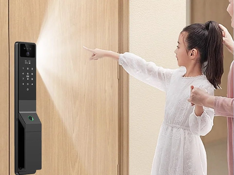 Niña señalando la cerradura YourLock de la puerta de su casa